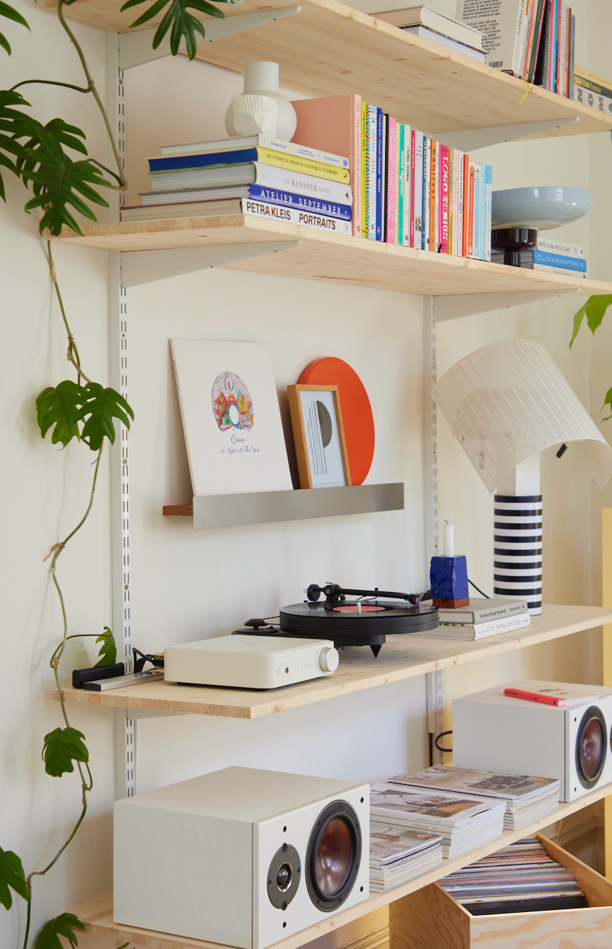 FLOATING GALLERY SHELVES